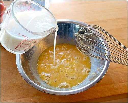 В отдельной миске взбейте вместе желтки, масло и кокосовое молоко.