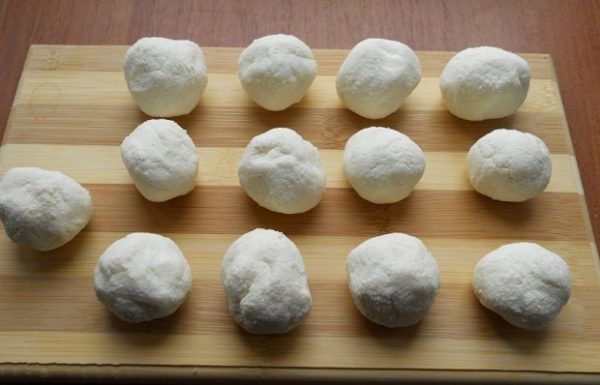 Сформируйте 16 шариков и поместите в каждый по ореху.