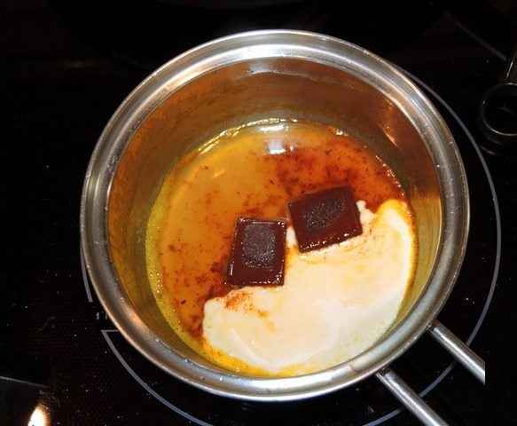Тем временем, в небольшую кастрюльку выжимаем из апельсина сок, добавляем примерно половину цедры этого же апельсина и увариваем на маленьком огне примерно минут 5-7. Затем добавляем сливки, шоколад. соевый соус. Помешивая, нагреваем до полного растворения шоколада. Снимаем с огня.
