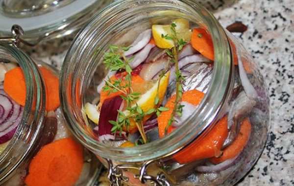Сельдь раскладываем в баночки, перемежая морковкой и луком, добавляем веточки розмарина, заливаем маринадом и отправляем в холодильник на 2-3 часа (можно на ночь).