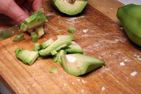 Авокадо почистить и нарезать маленькими кубиками.