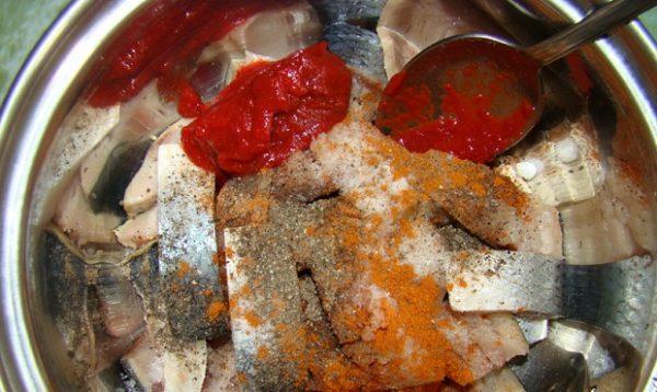 Рыбу выкладываем в миску, заливаем уксусом, добавляем соль, томатную пасту и перемешиваем.