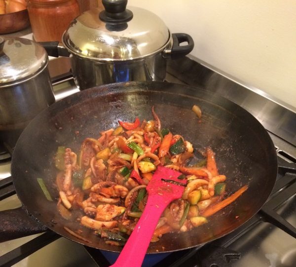 Нагреваем сковороду на среднем огне. Добавляем растительное масло и обжариваем лук, морковь, зеленый лук, и зеленый перец в течение примерно 7-8 минут, пока лук не станет немного прозрачным, а зеленый - чуть "подвянет".