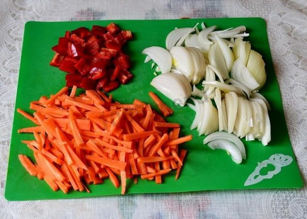 А мы тем временем нашинкуем: чеснок и имбирь пластинками: морковь и лук - соломкой; болгарский перец и ананас - кубиками.