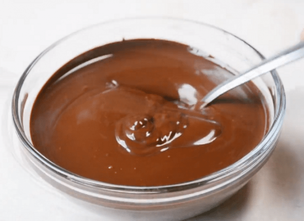 В миску крошим шоколад и масло. Ставим в микроволновку на 40-50 секунд. Добавляем ванилин и перемешиваем до однородного состояния.