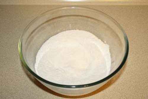 Смешиваем в миске муку, измельченный в пудру сахарозаменитель (или сахар), соду, корицу, ванилин. 