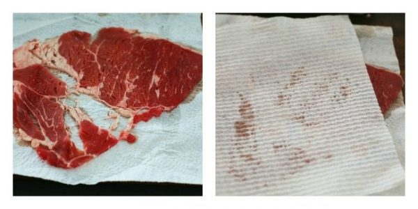 Удалить кровь с мяса при помощи бумажных полотенец. (Это можно сделать, установив бумагу на разделочную доску. Затем положить один ломтик мяса на другой. Осторожно нажмите на них, чтобы впитать кровь.) Нарежьте полосками и поместите мясо в большую миску для маринования.