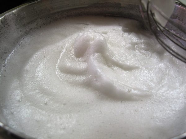 Миндальное молоко взбейте миксером в течение 3-х минут.