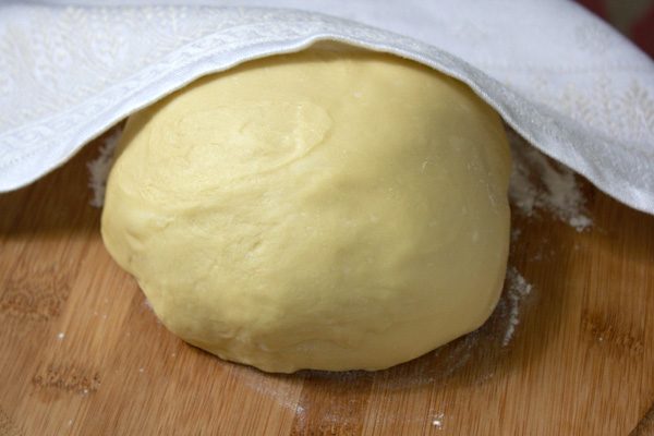 Затем всыпаем муку, добавляем яйцо, соль и замешиваем тесто в течение минут десяти-пятнадцати. Снова ставим на пол-часа в теплое место.