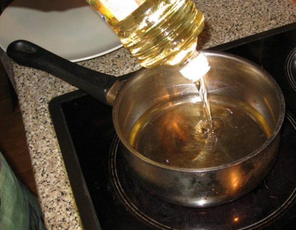 Растительное масло раскаляем в кастрюльке или сковородке и поливаем лук и специи. Сразу перемешиваем.