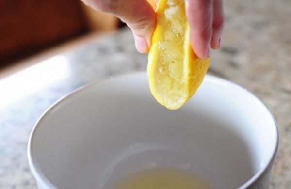 2/3 майонеза выложить в миску и добавить лимонный сок, перцы и перемешать.