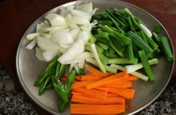 Чеснок и имбирь измельчаем. Морковь, лук и перчик чили шинкуем соломкой, а перо зеленого лука - по 5-6 см.