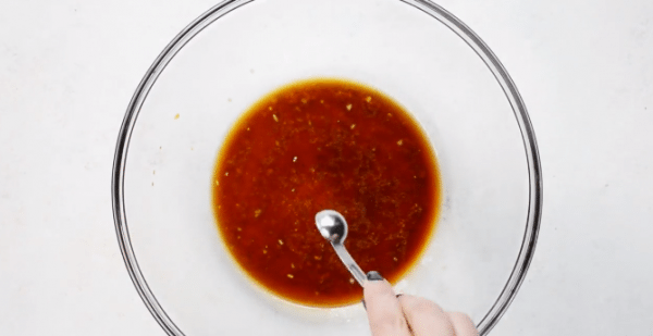 Взбейте соевый соус, уксус, кунжутное масло, чеснок и пудру в миске. 