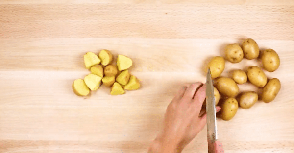Картофель моем и нарезаем дольками.