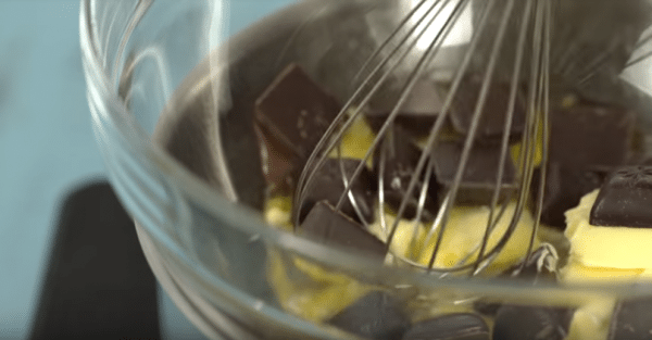 Растопить шоколад и масло в средней миске над водяной бане, помешивая, до получения однородной массы.