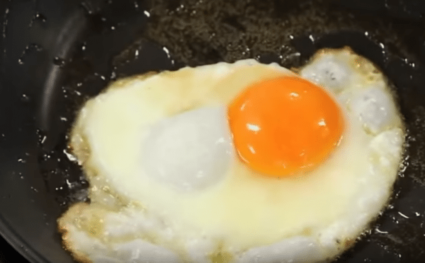 Тем временем из 4-х яиц делаем яичницу-глазунью.