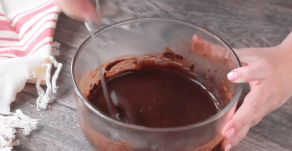 В небольшой миске смешиваем какао и воду вместе.
