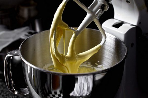 В чаше электрического миксера, взбейте 10 яичных желтков в течение нескольких минут на высокой скорости до бледно-лимонного цвета.