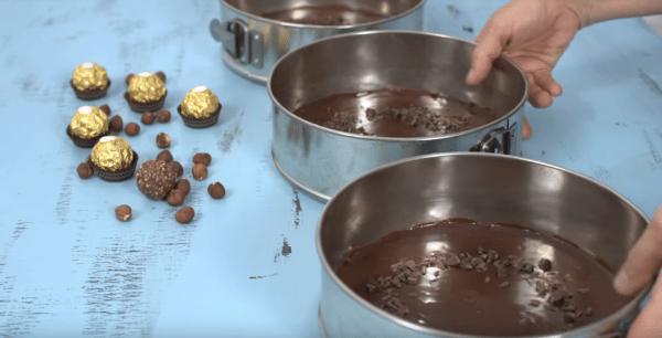 Посыпать поверх каждого около 1 ст. л. (10г) измельченного шоколада по внутреннему краю формы.