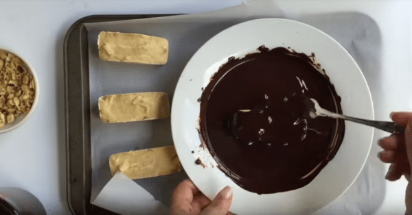 Прямоугольные пирожные в шоколаде "обваляйте"
