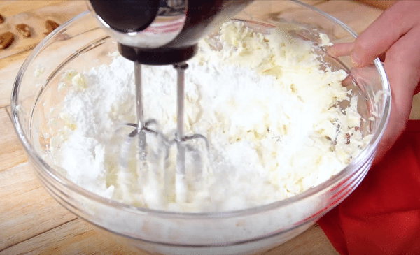 Сыр, пудру и масло соедините в миске и взбейте миксером минуты 3.