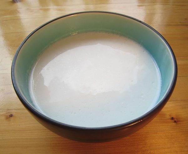 Смешайте в миске сухари, базилик и соль. Молоко налейте в другую миску. Противень смажьте маслом.