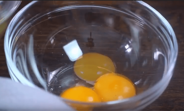 Яйца разделяем на желтки и белки.