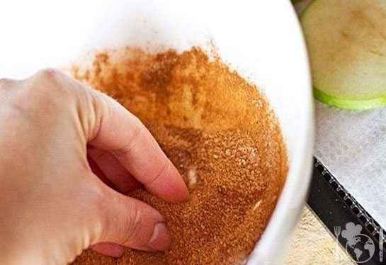 Смешайте кориандр, перец, тимьян, коричневый сахар и 1 столовую ложку соли в небольшой миске.