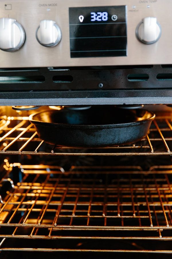 Уменьшите в духовке температуру до 100 градусов и поставьте сковороду со стейками на верхнюю позицию на 5 минут.