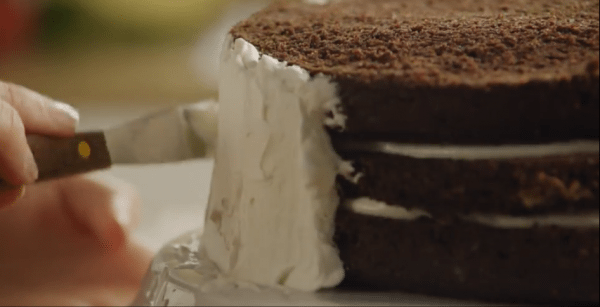 Оставшимся кремом обмазываем весь торт и отправляем в холодильник на 25 минут.