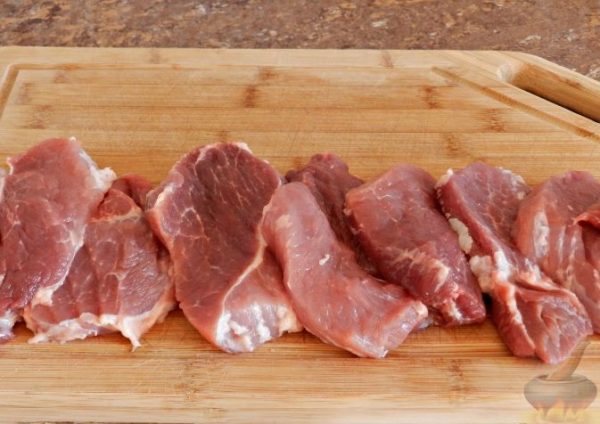 Мясо вымойте, нарежьте на 8 стейков.