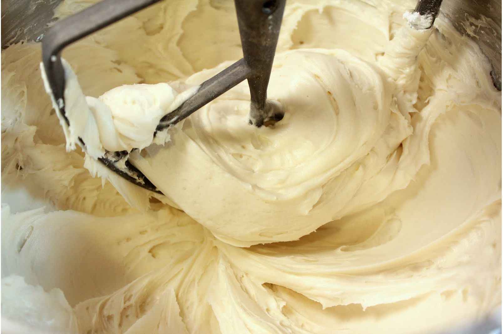 Крем из сливочного масла и пудры. Масляный крем. Заварной крем из маскарпоне для торта. Заварной крем с маслом. Заварной крем классический для торта.
