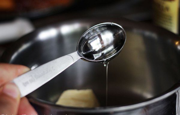 Растопите масло в небольшой кастрюле. Добавьте шоколадный сироп.