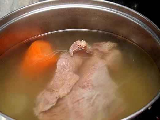 Баранью ногу отварить в подсоленой воде до готовности (примерно 2-2,5 часа). При этом через час добавьте к ней гвоздику, душистый перец, уксус,  очищенные морковь и луковицу.