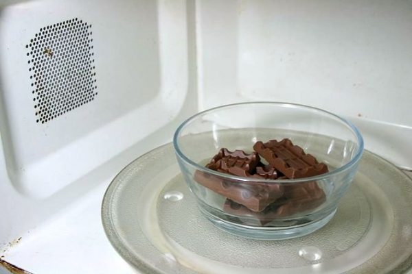 Шоколад 200г. крошим в миску и ставим в микроволновку на 20-30 секунд до полного расплавления.