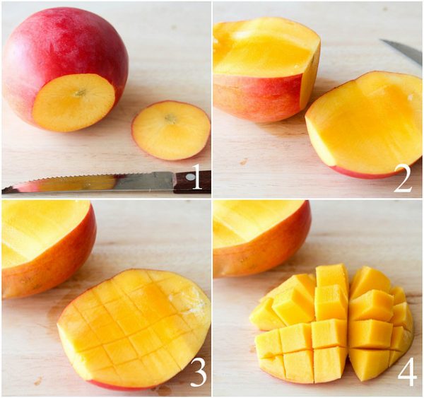 Затем нарежьте манго, не очищая кожуру. 
