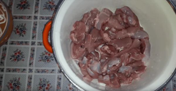Куриное мясо нарезаем тонкими кусочками (это могут обрези с окорочков или грудки) и выкладываем в миску.
