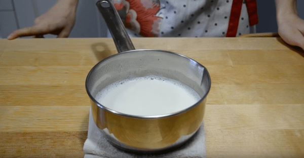 Молоко доводим до кипения и варим 2 минуты, затем остужаем до теплого состояния (52-55 градусов).