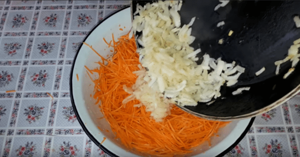 Выкладываем обжарку на морковь, вливаем уксус и сразу перемешиваем.