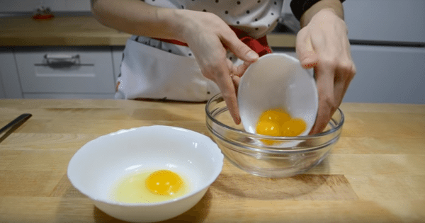 В миску выкладываем желтки, 1 яйцо взбиваем венчиком отдельно