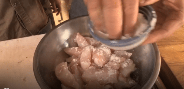 Выкладываем рыбу в миску и пересыпаем солью. Ставим в холодильник на пару часов.